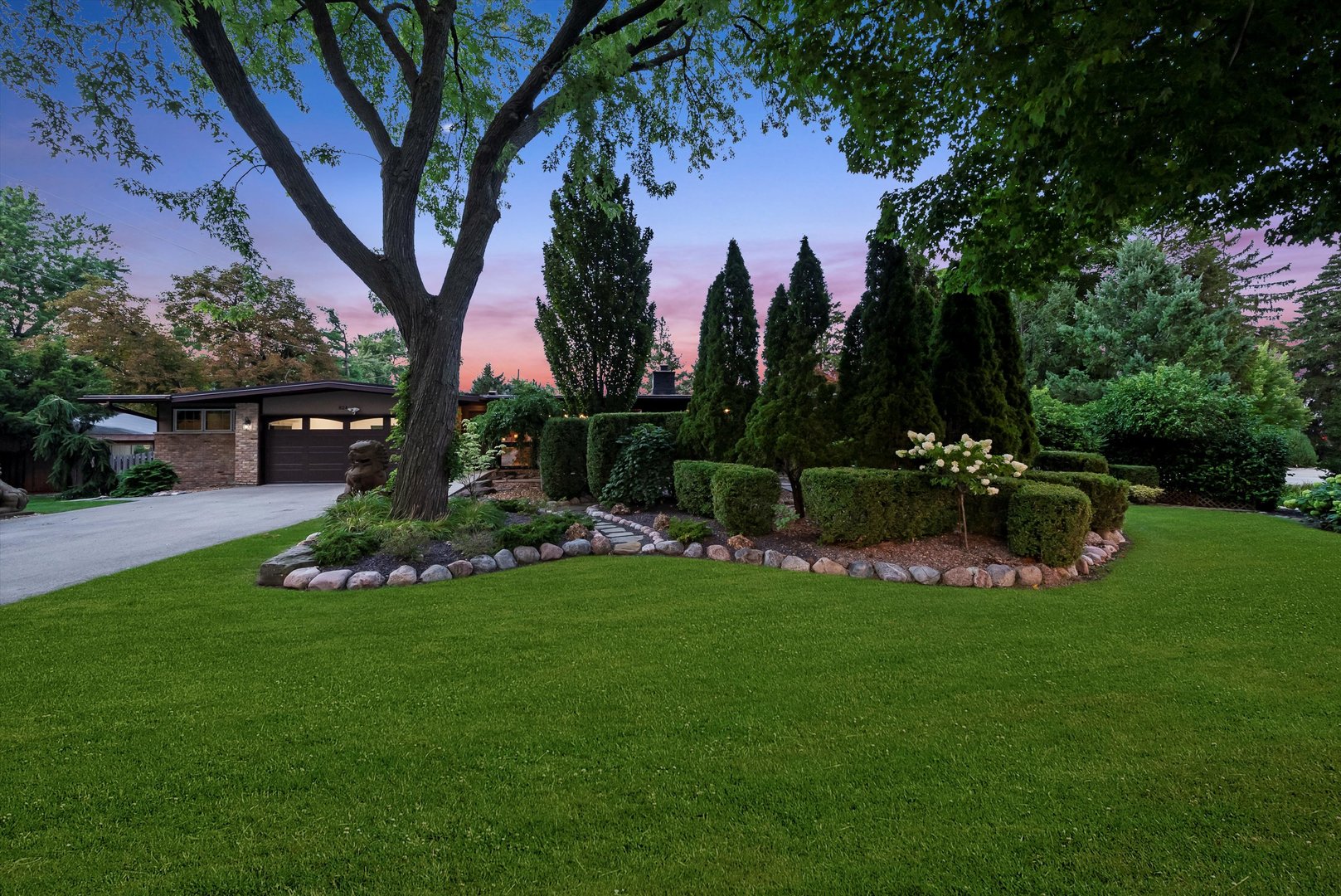 824 W Dorset Avenue W