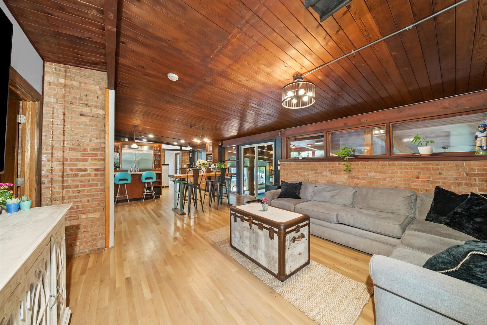 824 W Dorset Avenue W