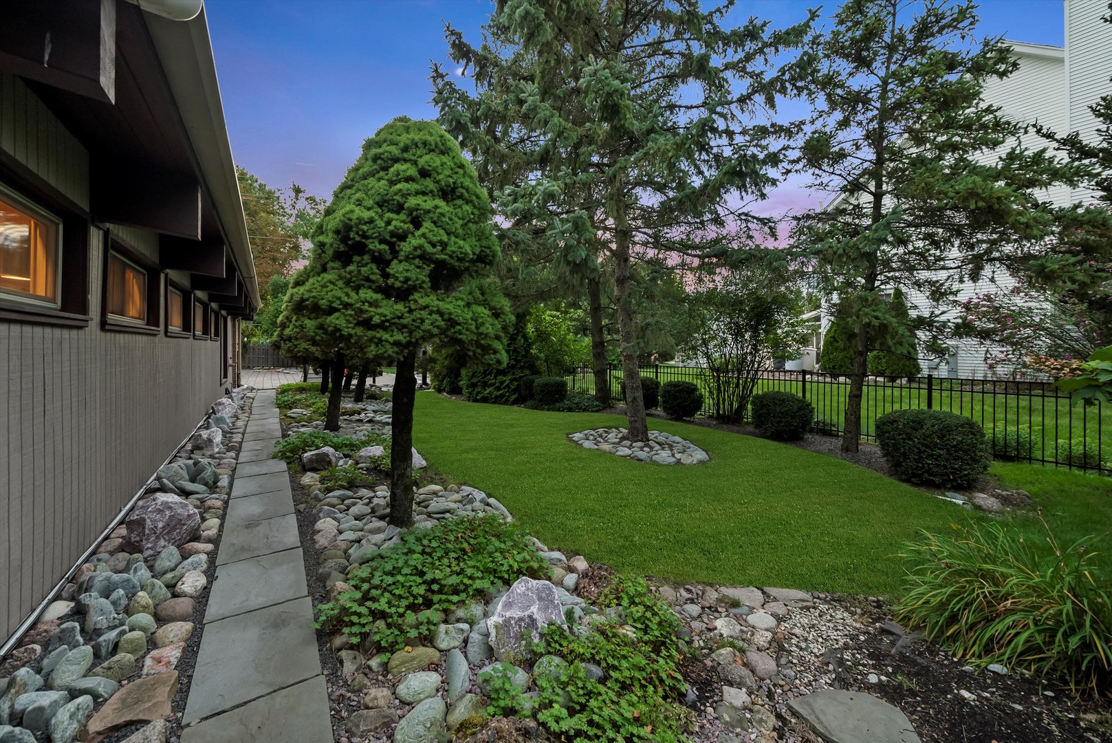 824 W Dorset Avenue W