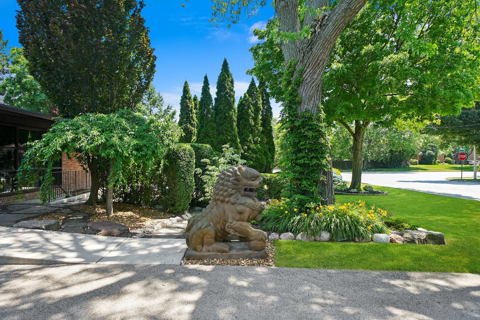 824 W Dorset Avenue W