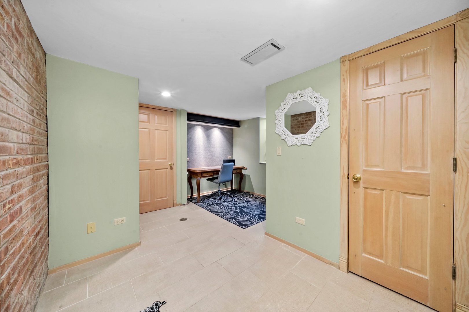 824 W Dorset Avenue W