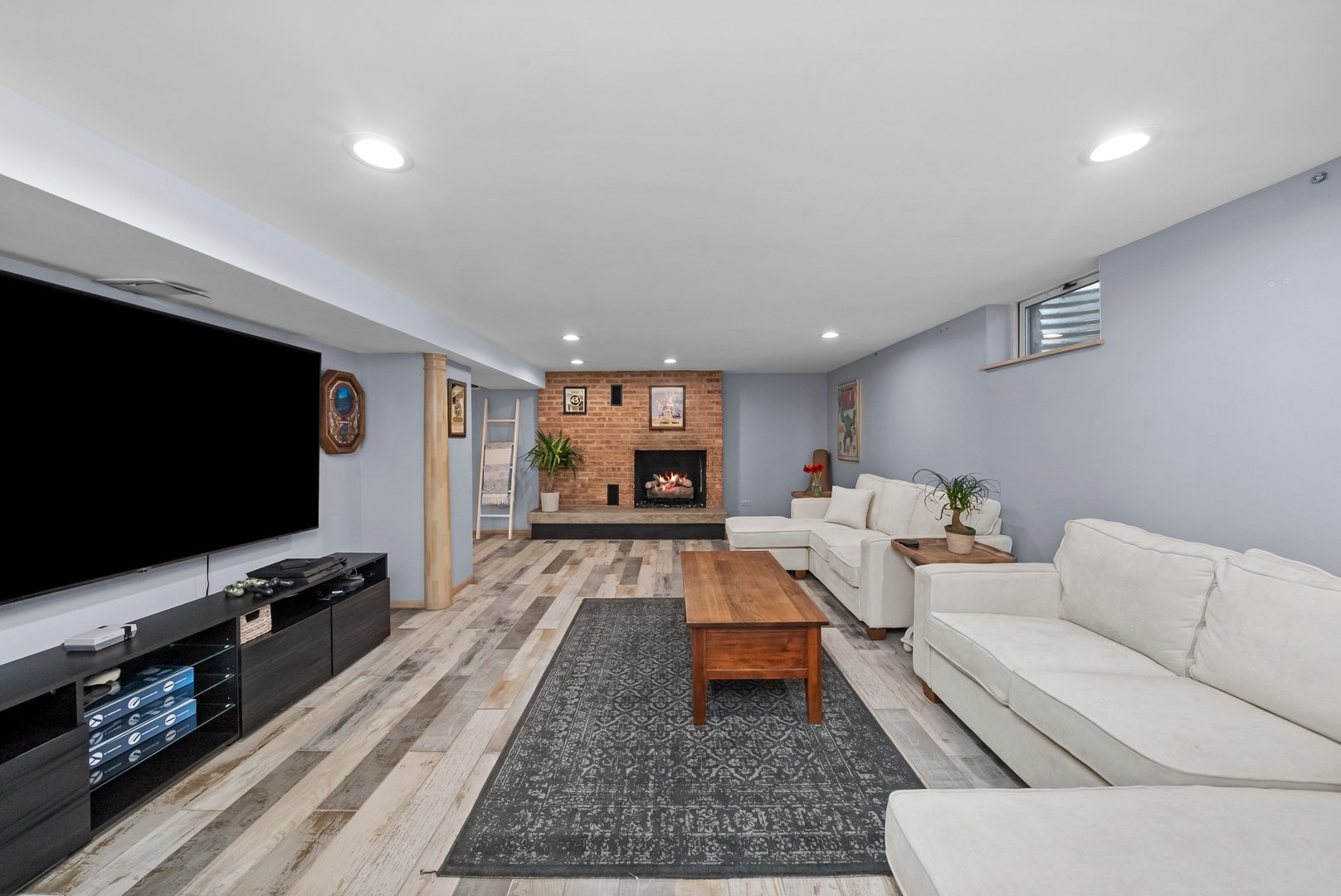 824 W Dorset Avenue W