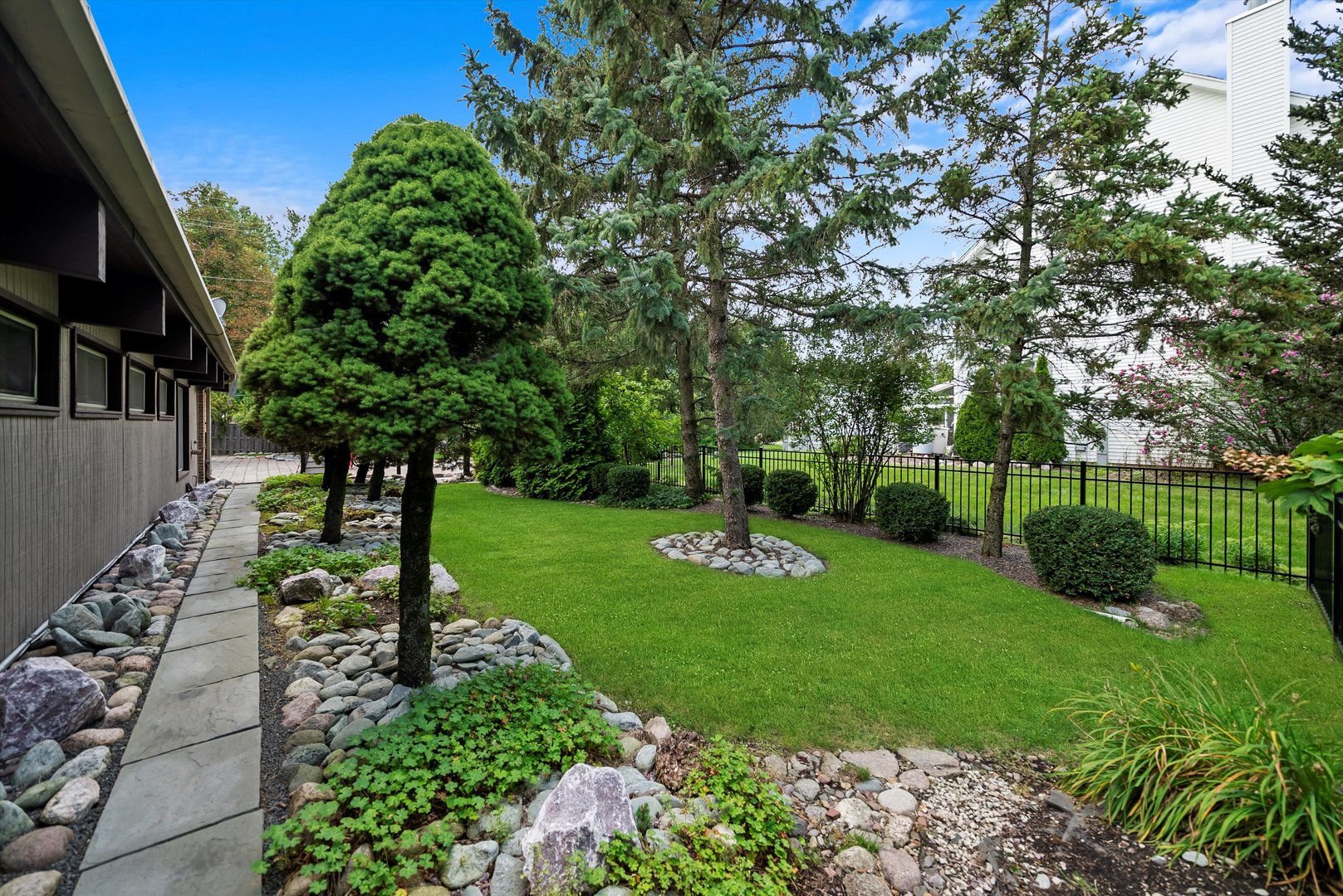 824 W Dorset Avenue W