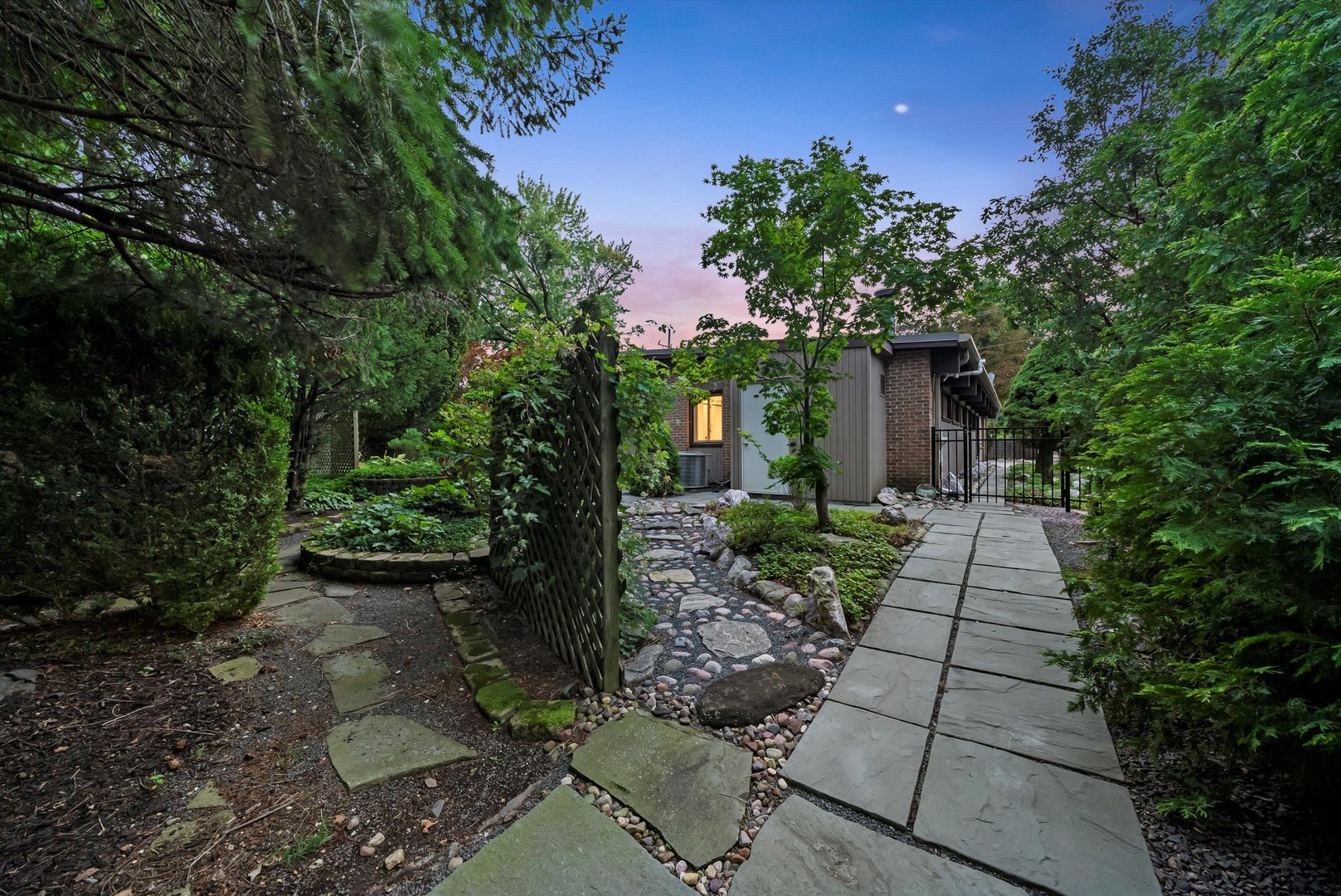 824 W Dorset Avenue W