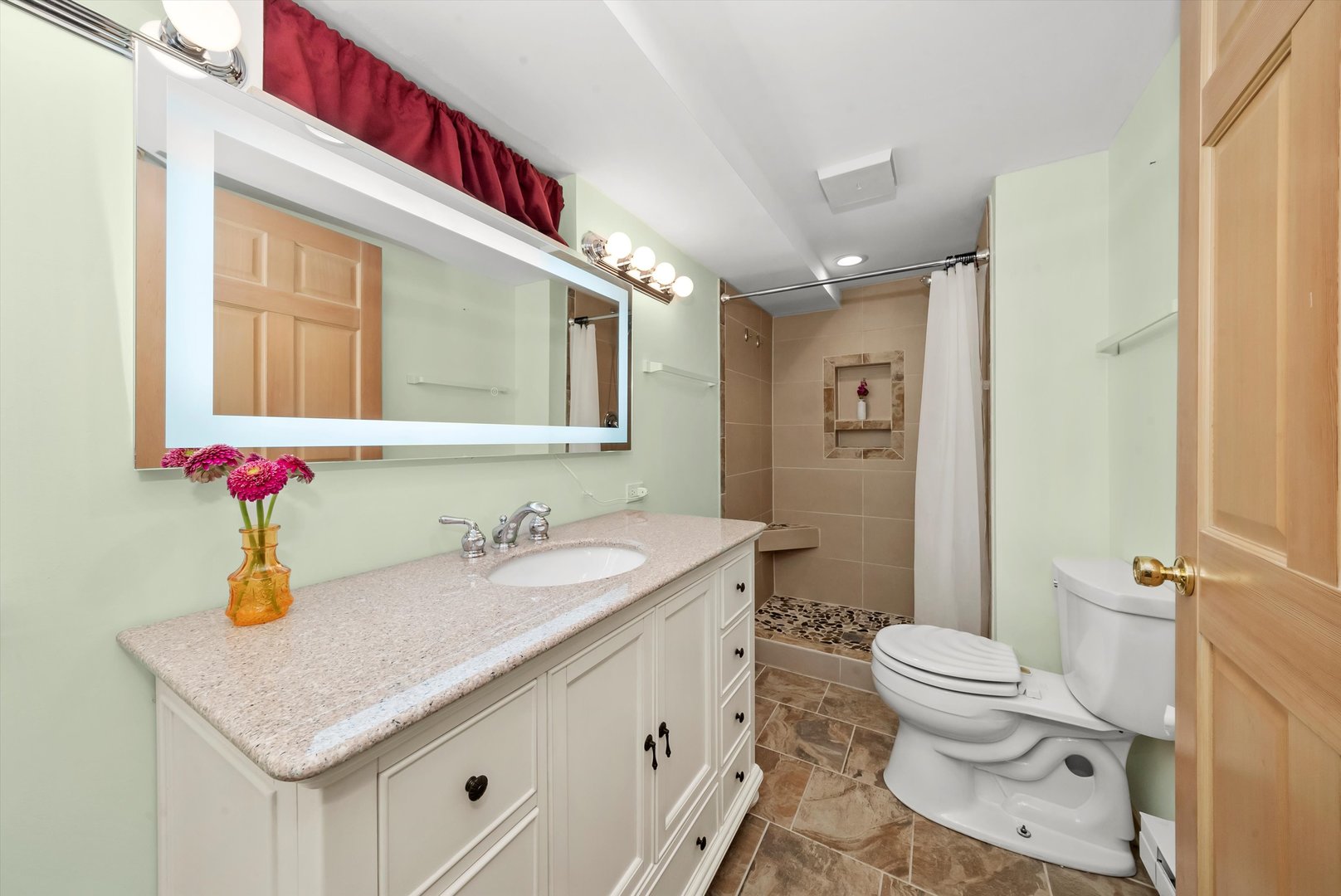 824 W Dorset Avenue W