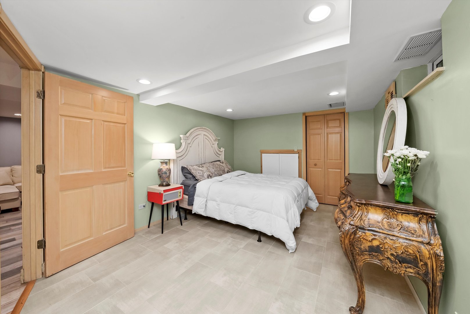 824 W Dorset Avenue W