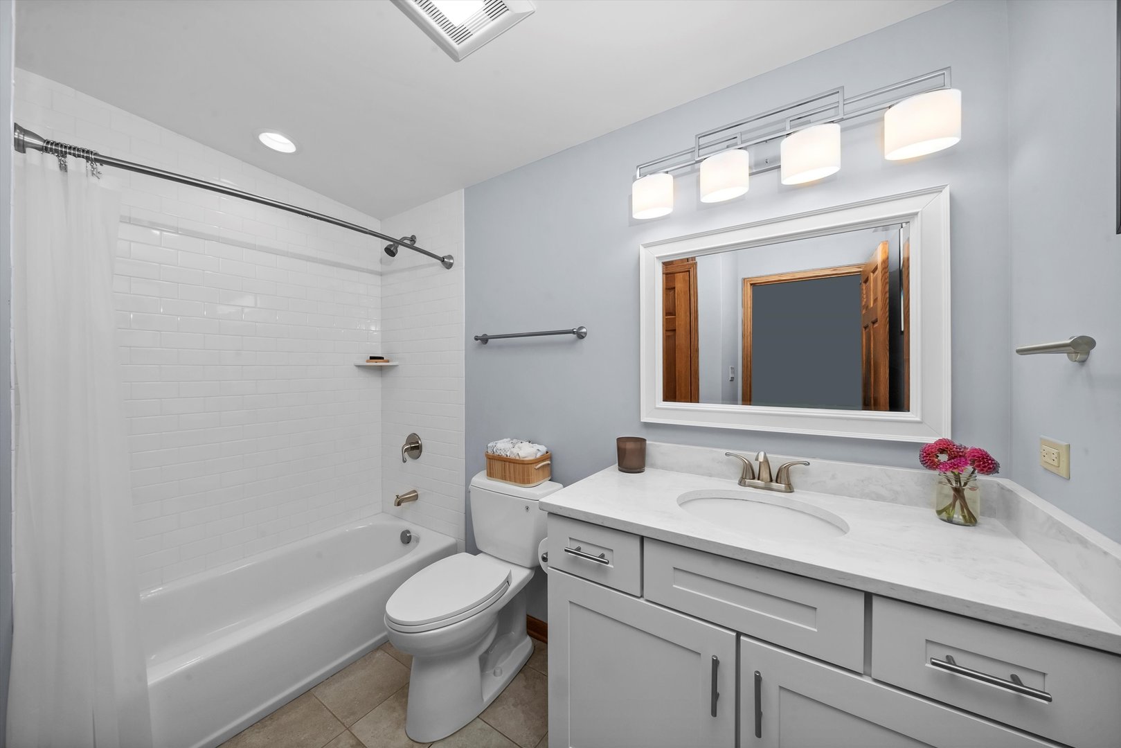 824 W Dorset Avenue W