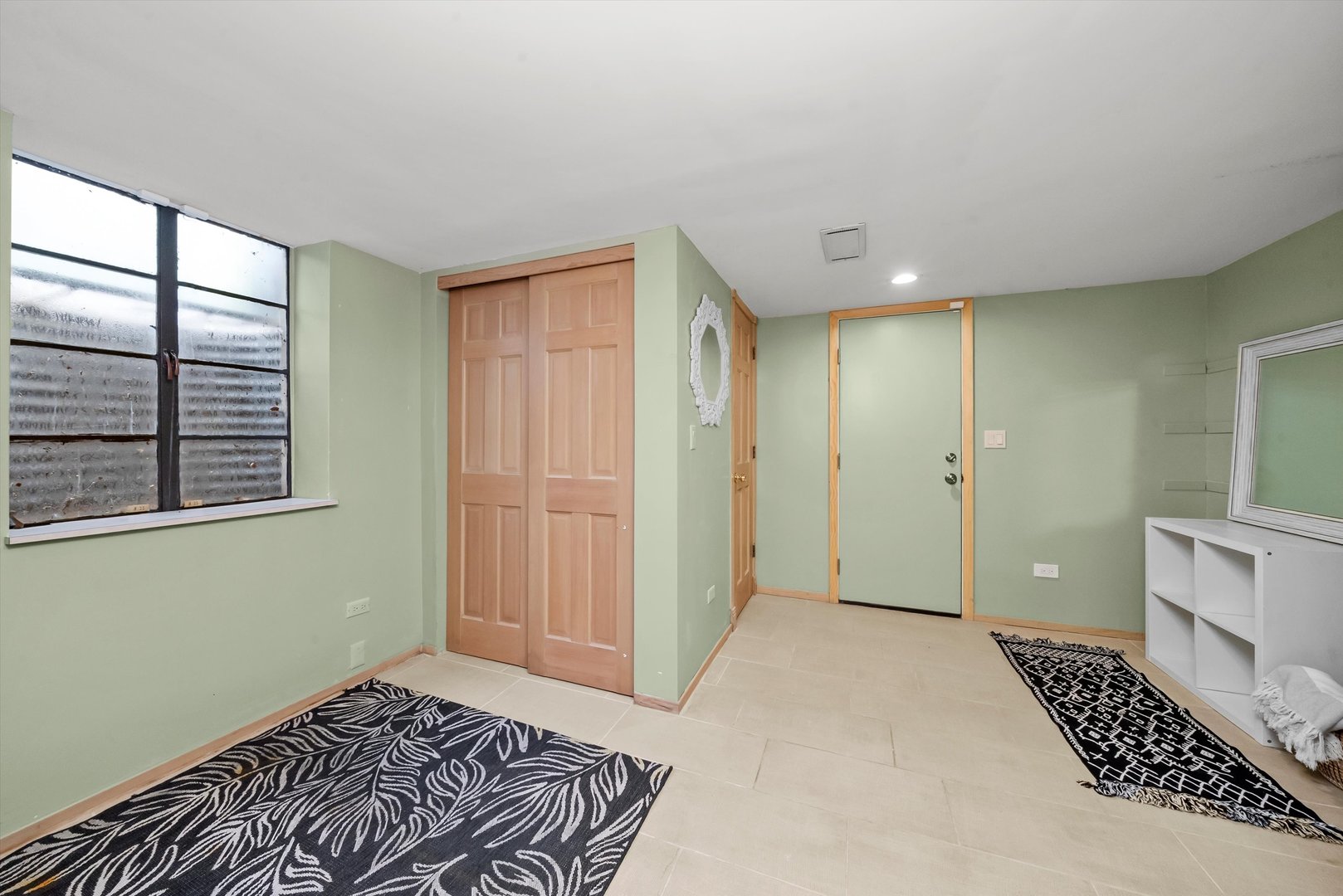 824 W Dorset Avenue W