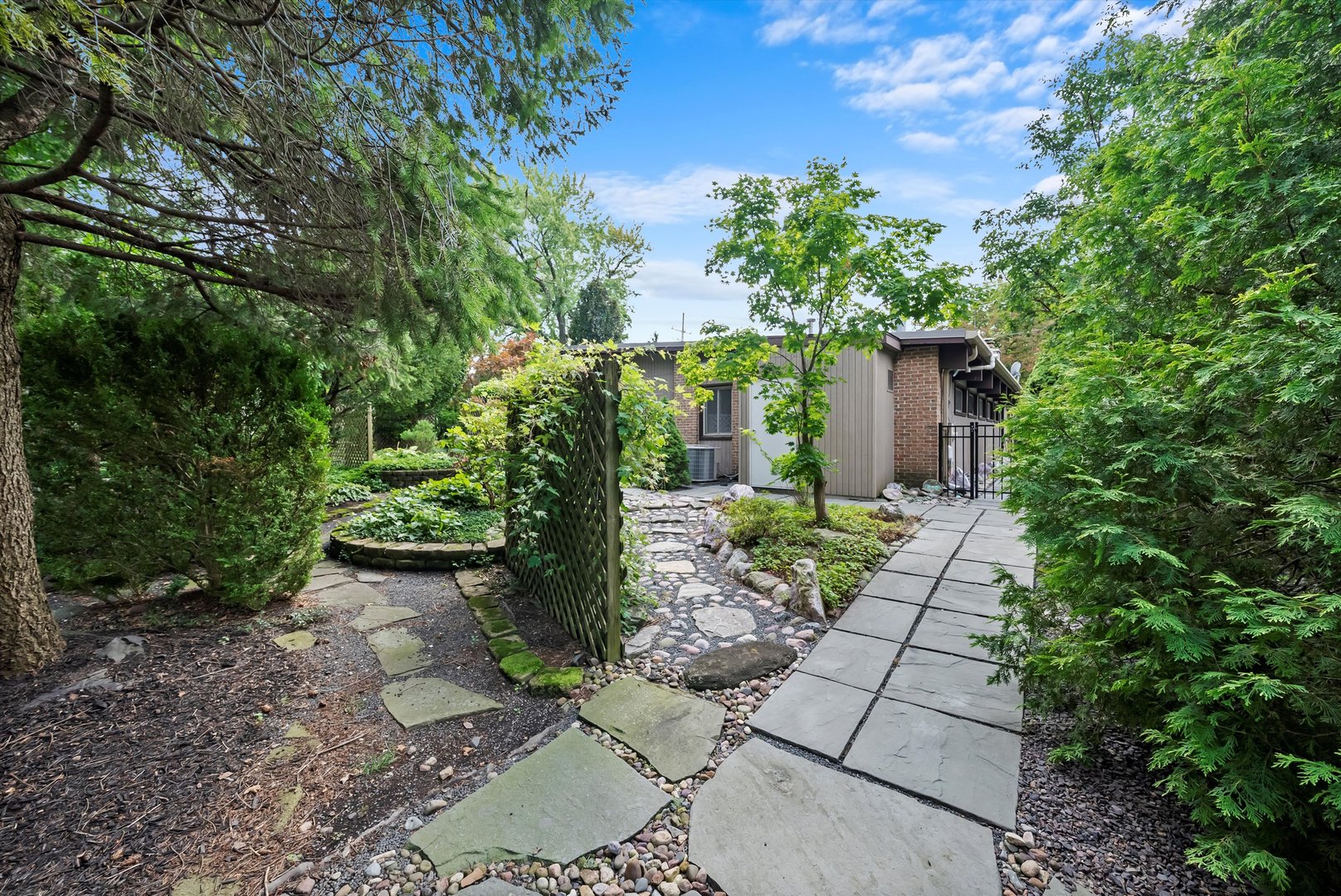 824 W Dorset Avenue W