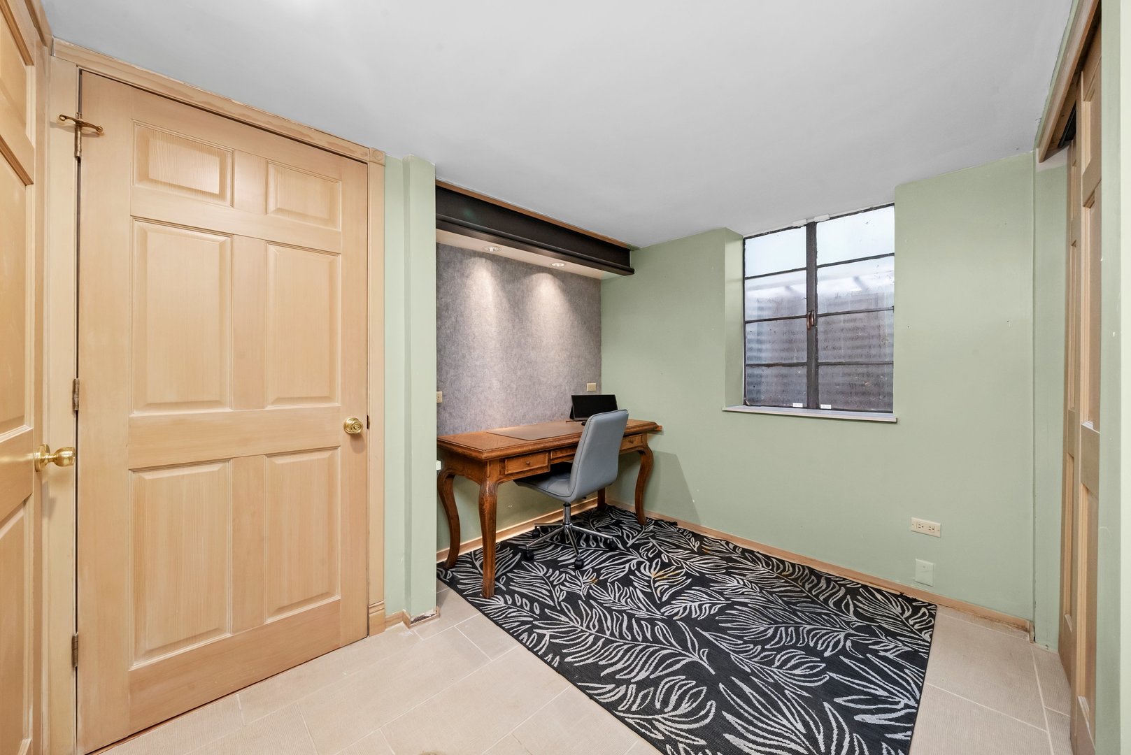 824 W Dorset Avenue W