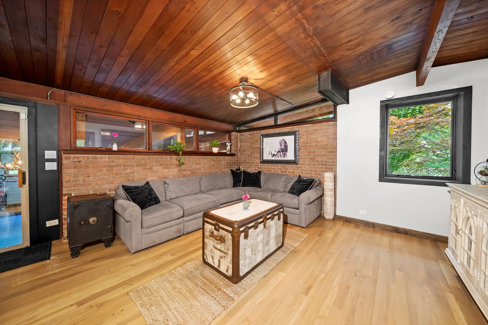 824 W Dorset Avenue W