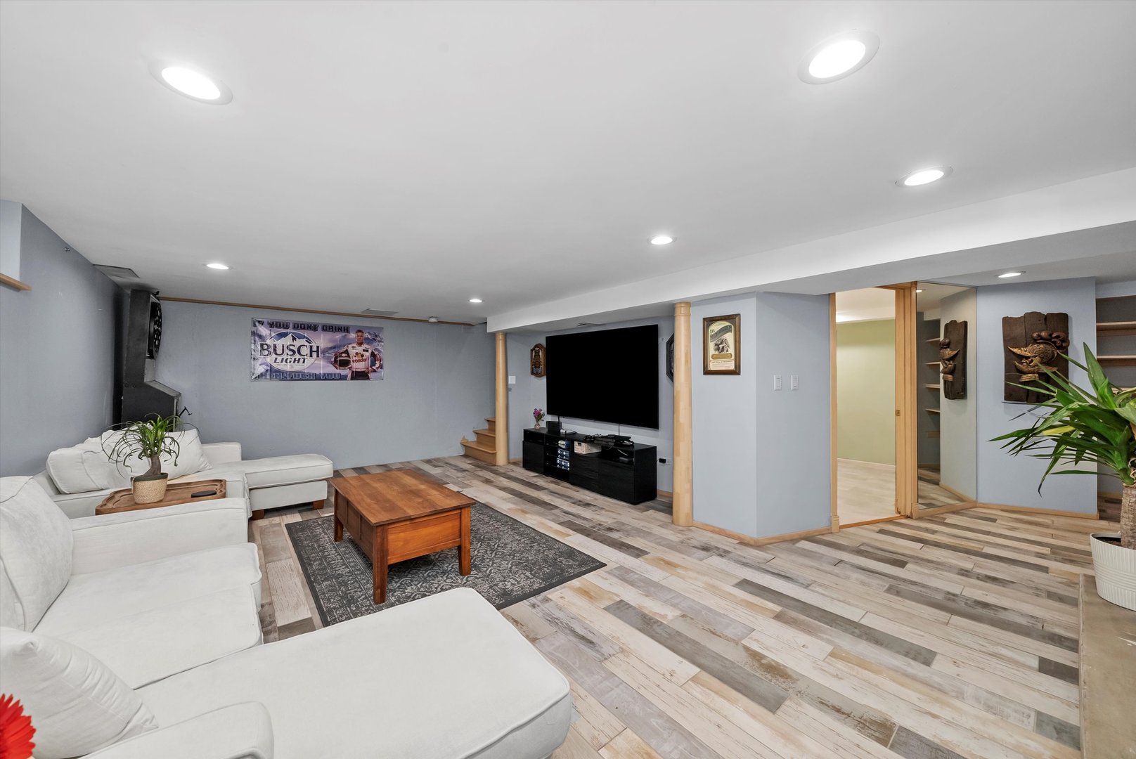 824 W Dorset Avenue W