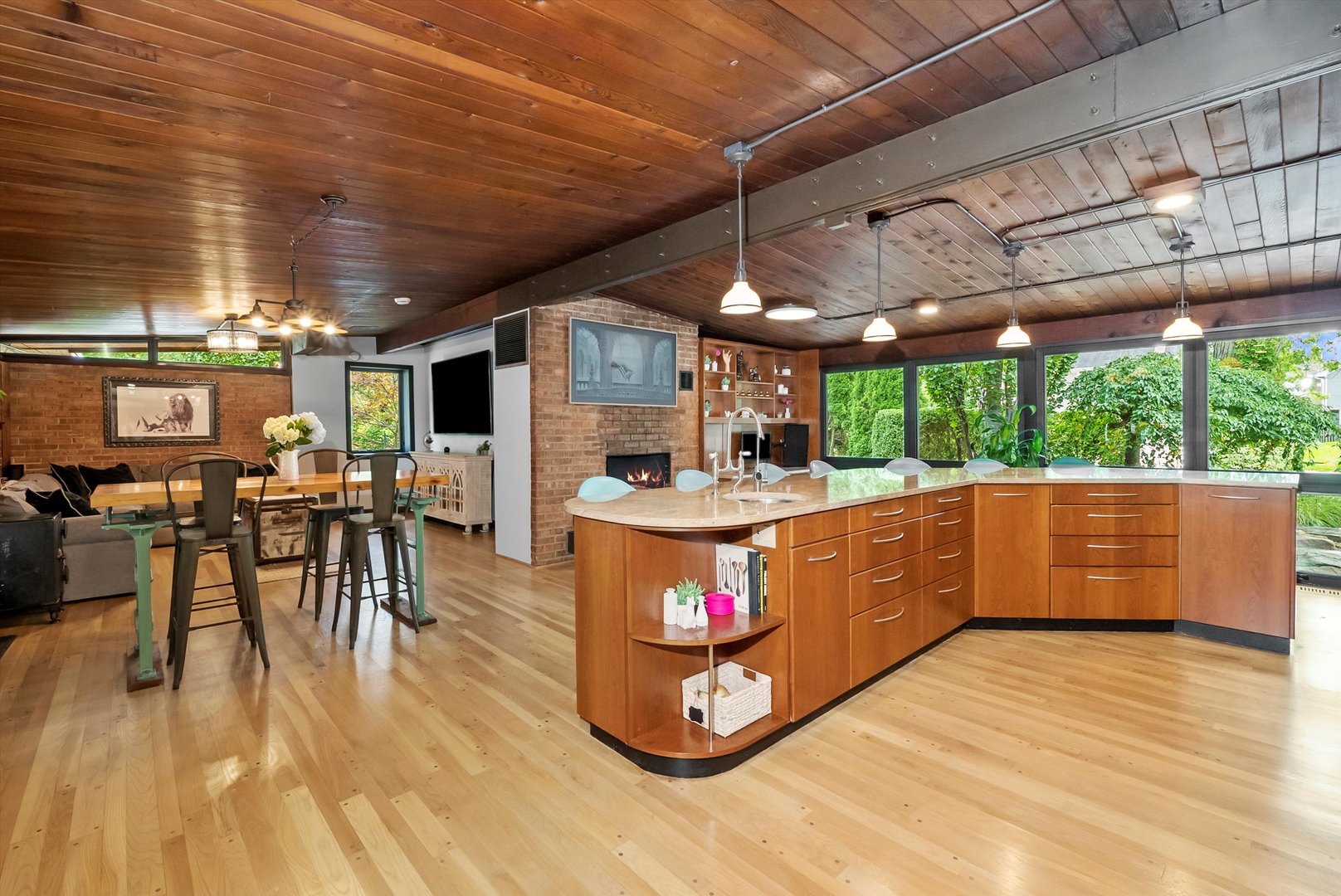 824 W Dorset Avenue W