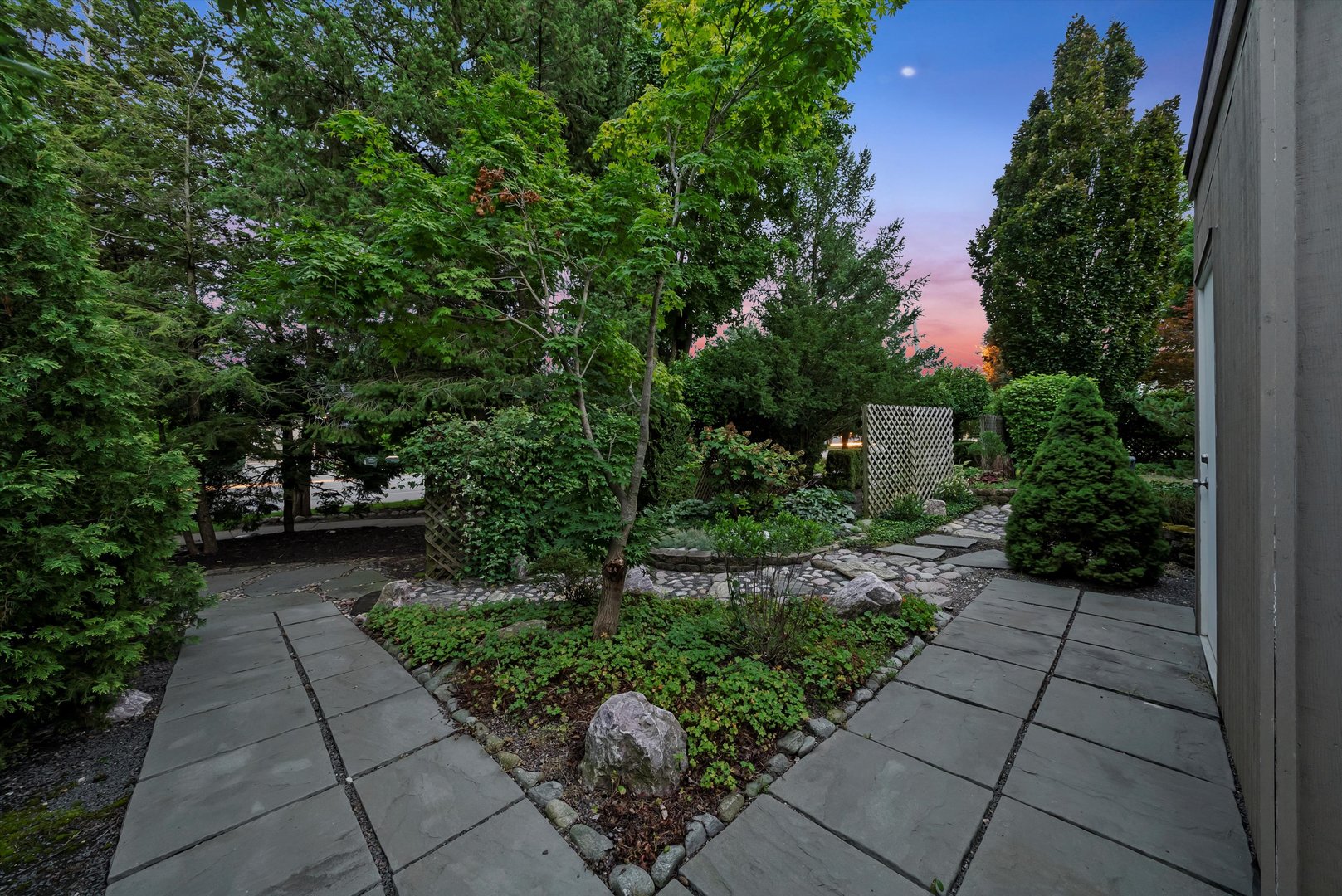 824 W Dorset Avenue W