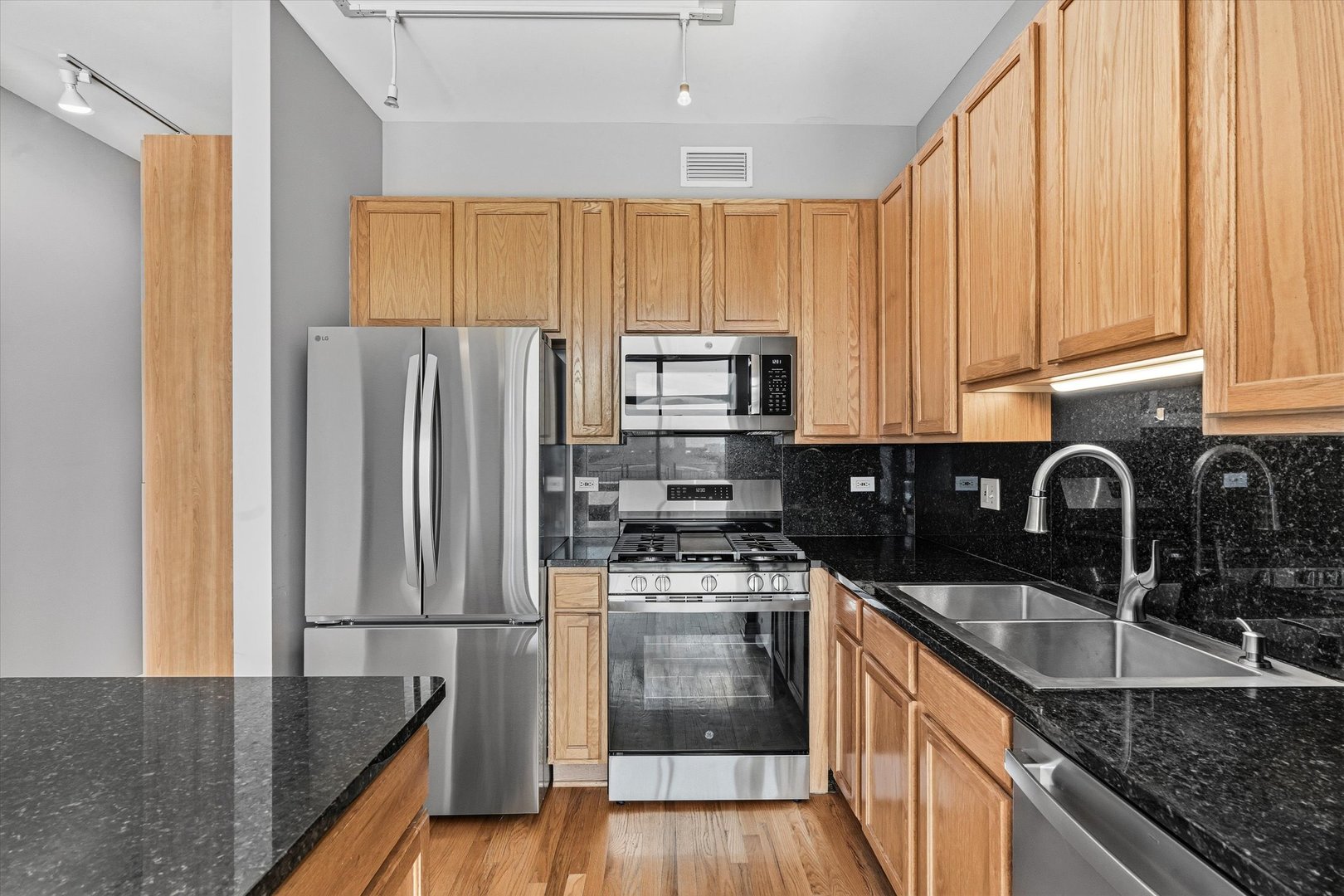 221 E CULLERTON Street Unit: 928