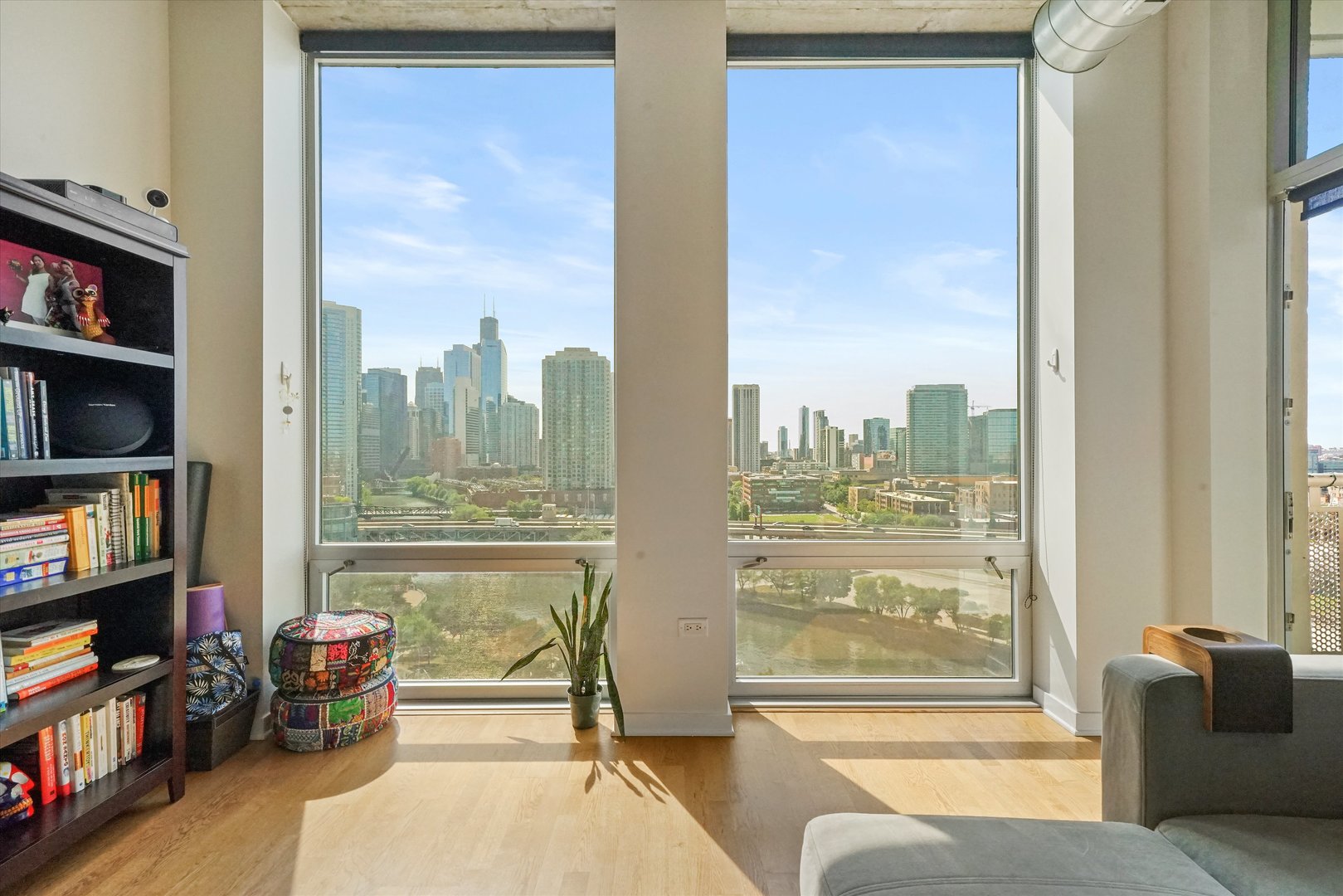 700 N LARRABEE Street Unit: 1010