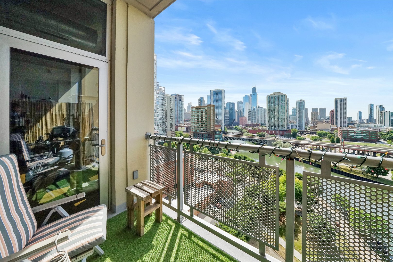 700 N LARRABEE Street Unit: 1010