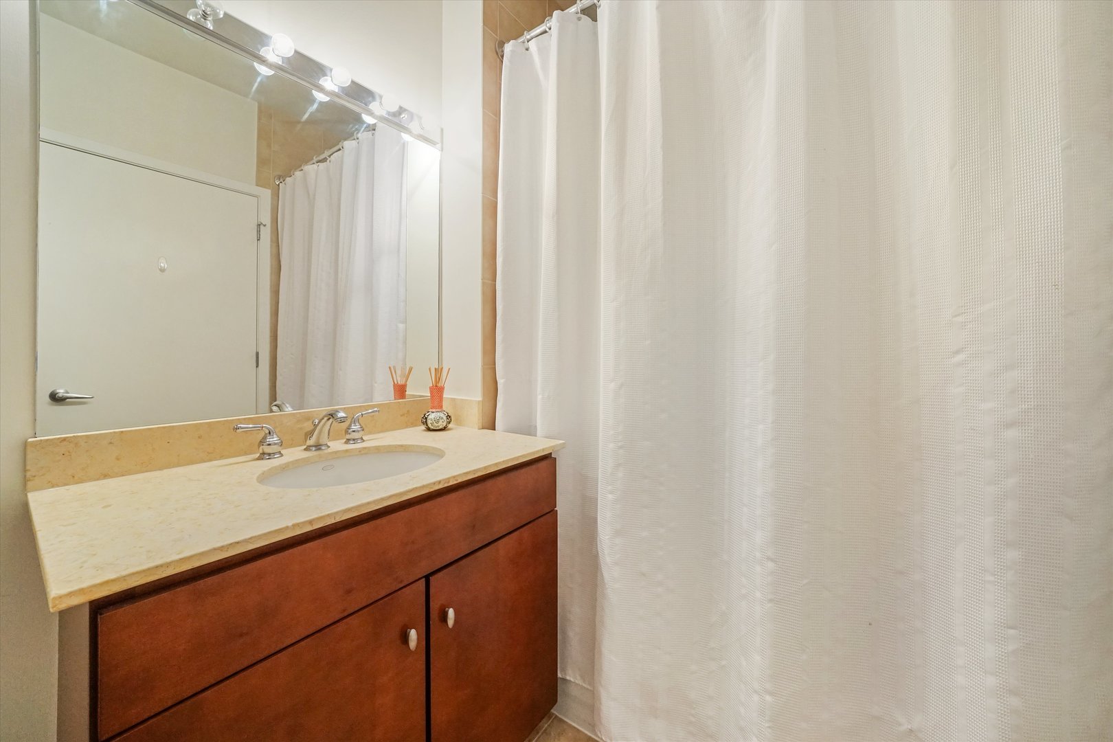 700 N LARRABEE Street Unit: 1010