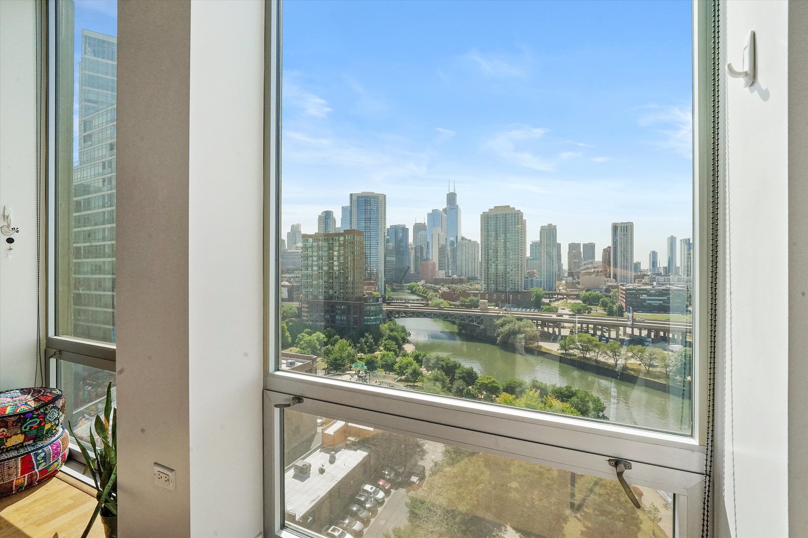 700 N LARRABEE Street Unit: 1010