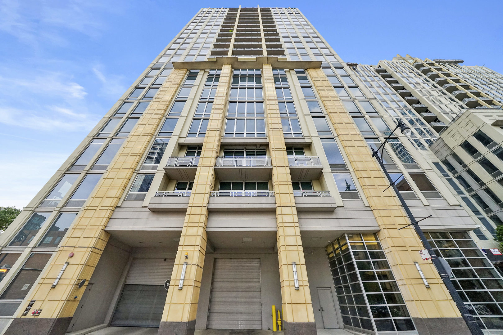 700 N LARRABEE Street Unit: 1010