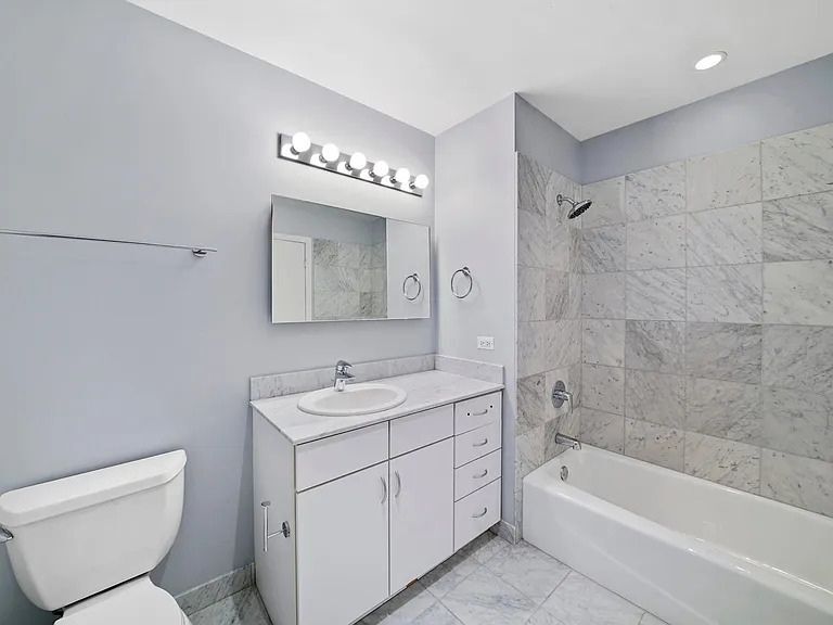 860 W Blackhawk Street Unit: 2804