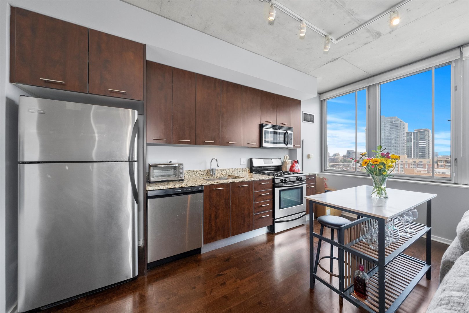 659 W RANDOLPH Street Unit: 902