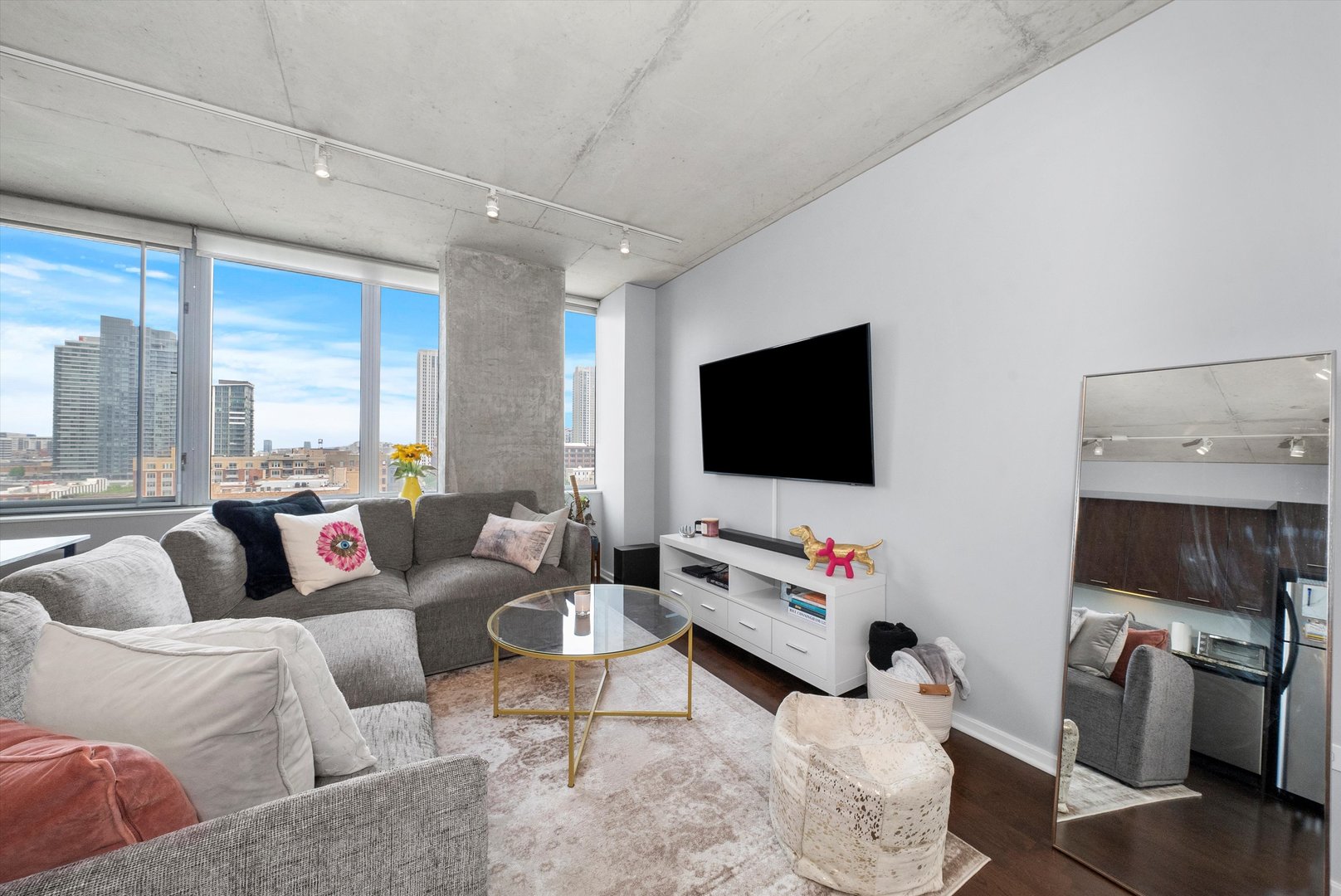 659 W RANDOLPH Street Unit: 902