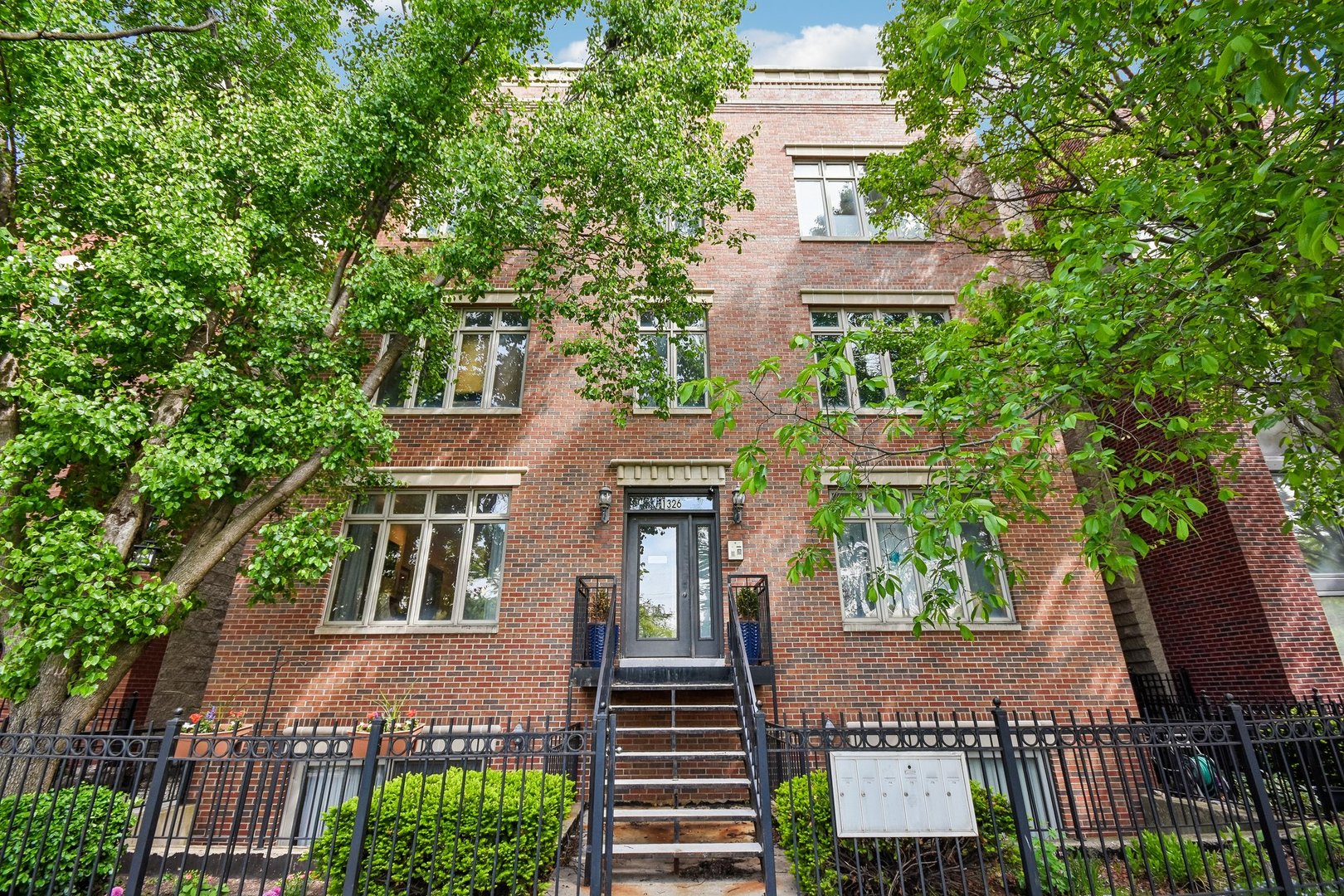 1326 W Grenshaw Street Unit: 3
