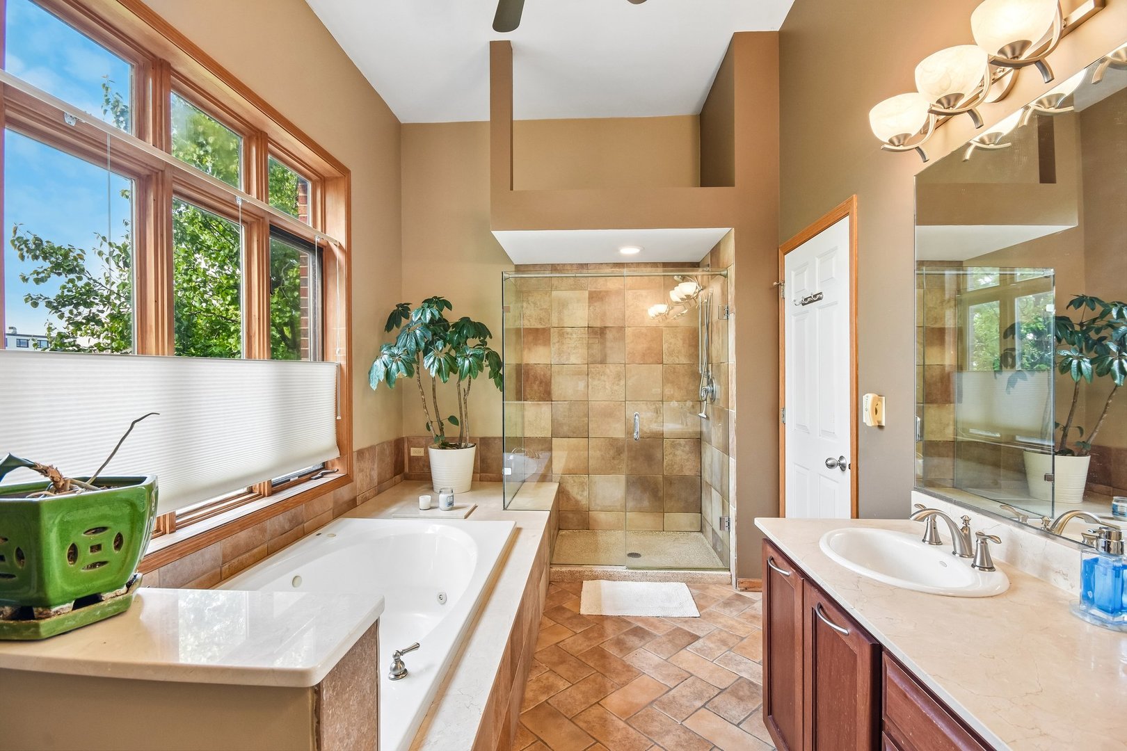 1326 W Grenshaw Street Unit: 3