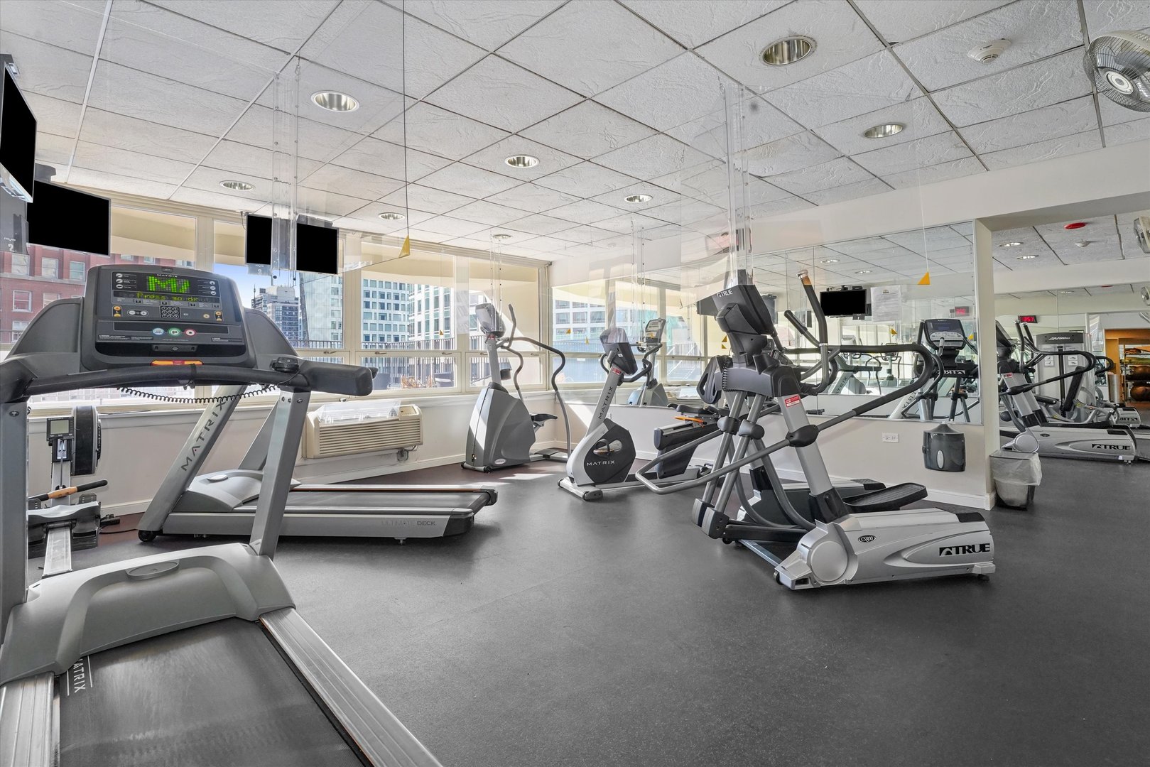 111 E Chestnut Street Unit: 38F