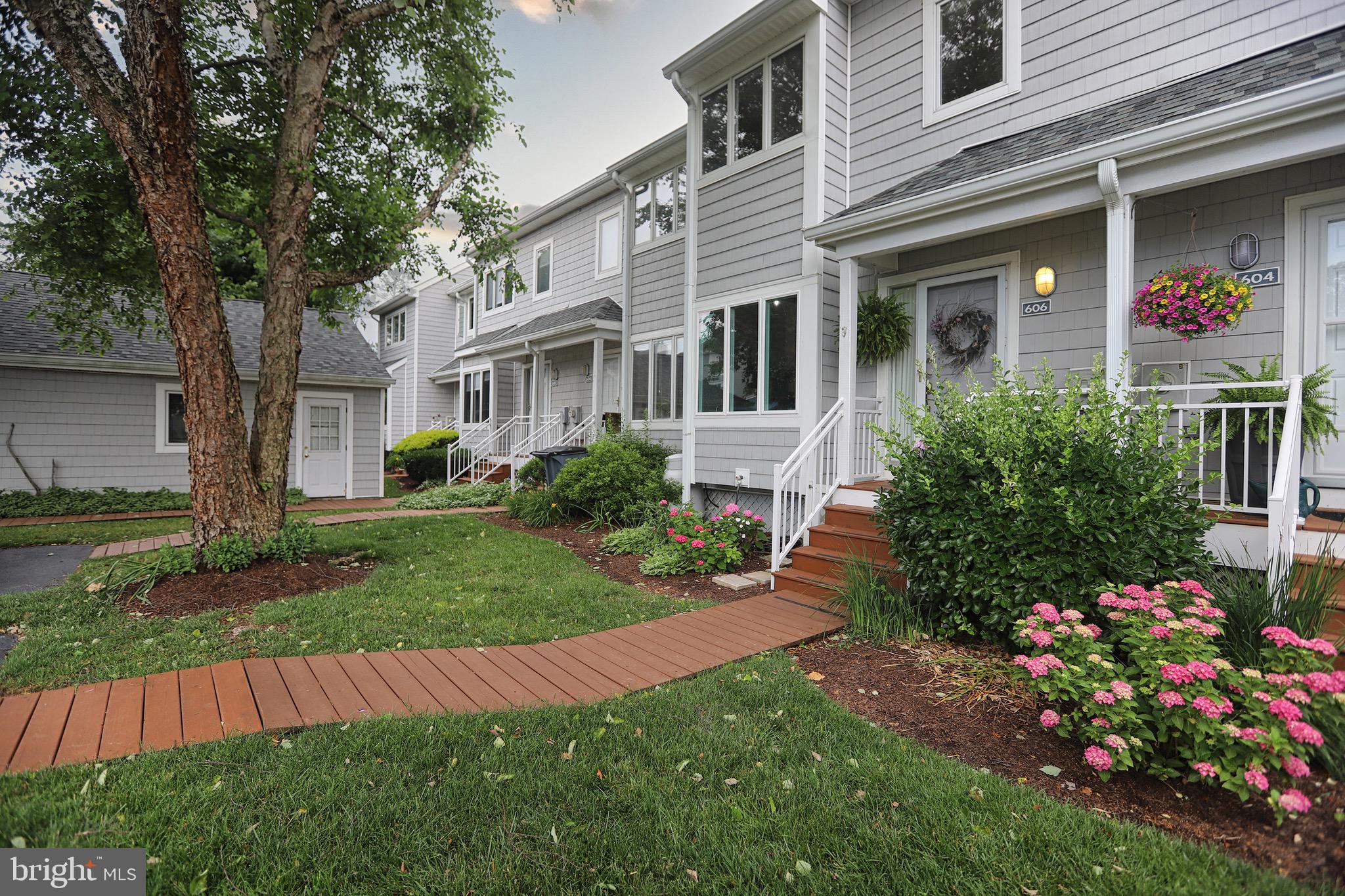 606 Oyster Cove Dr