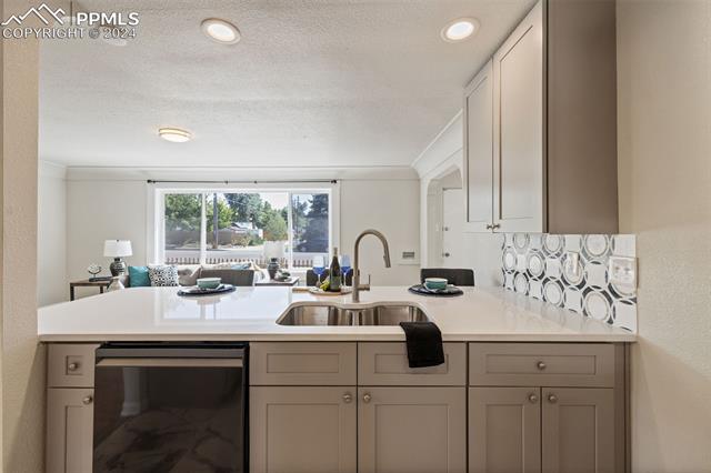 1212 E Monument Street