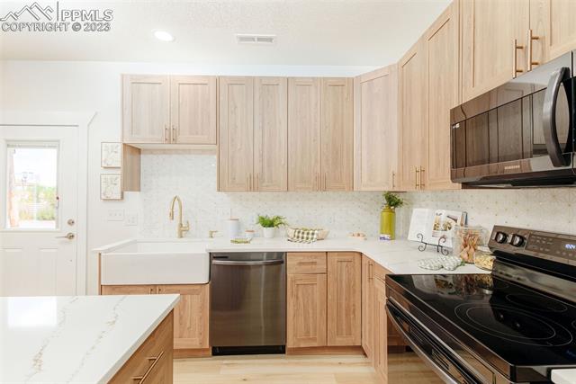 905 W Cucharras Street