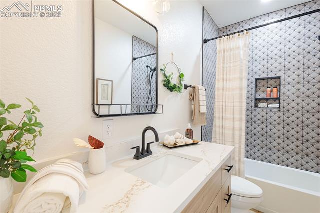 905 W Cucharras Street