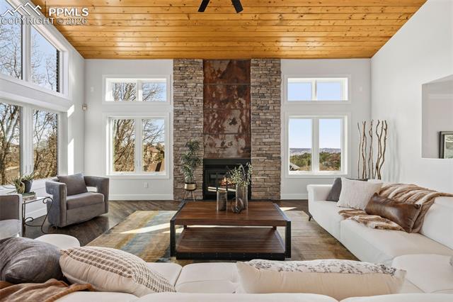 1915 Hunters Point Lane