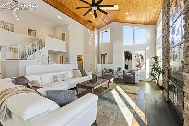 1915 Hunters Point Lane