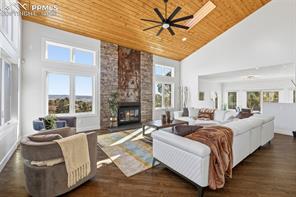 1915 Hunters Point Lane