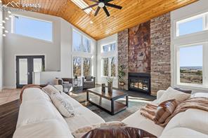 1915 Hunters Point Lane