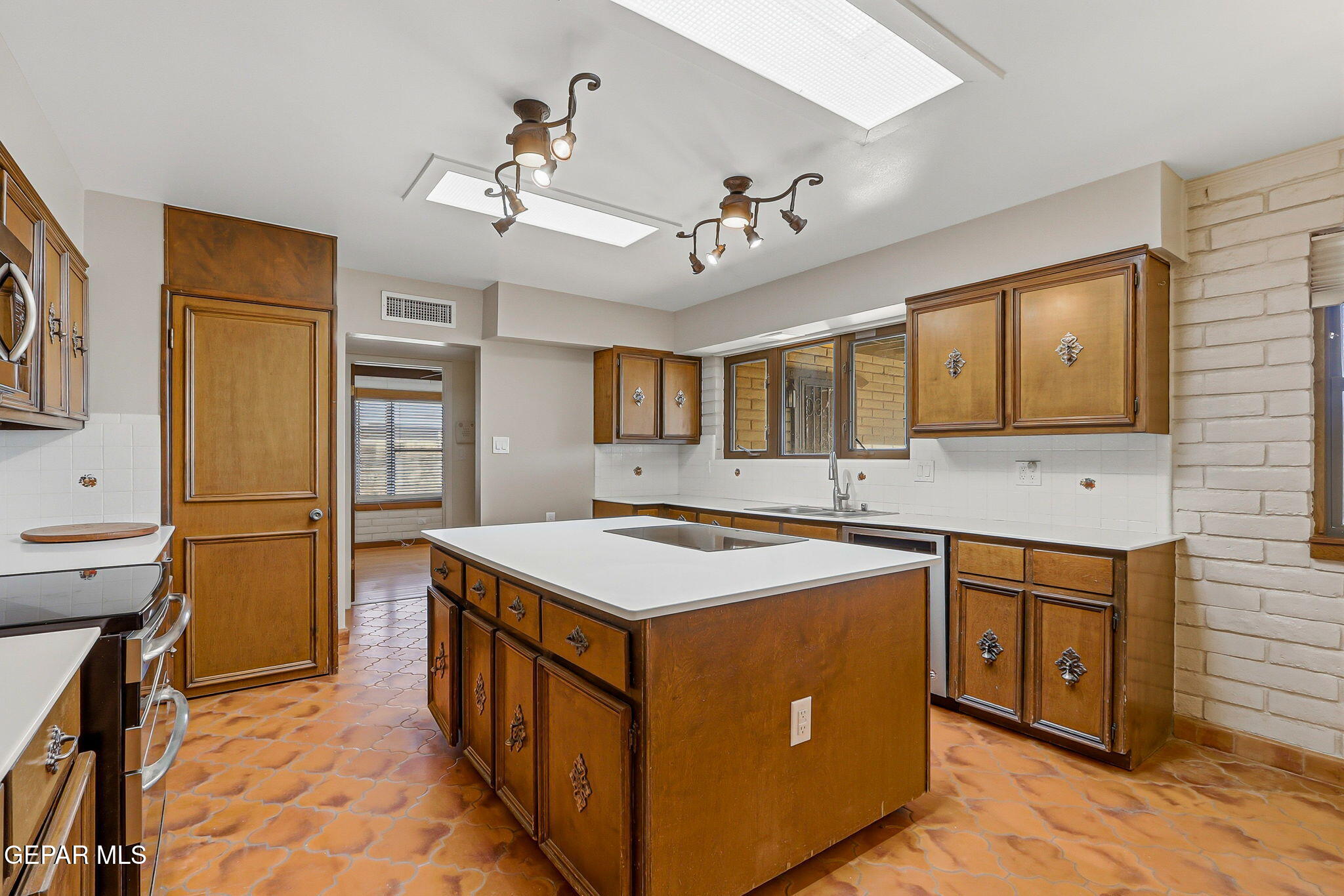 7770 WESTSIDE Drive