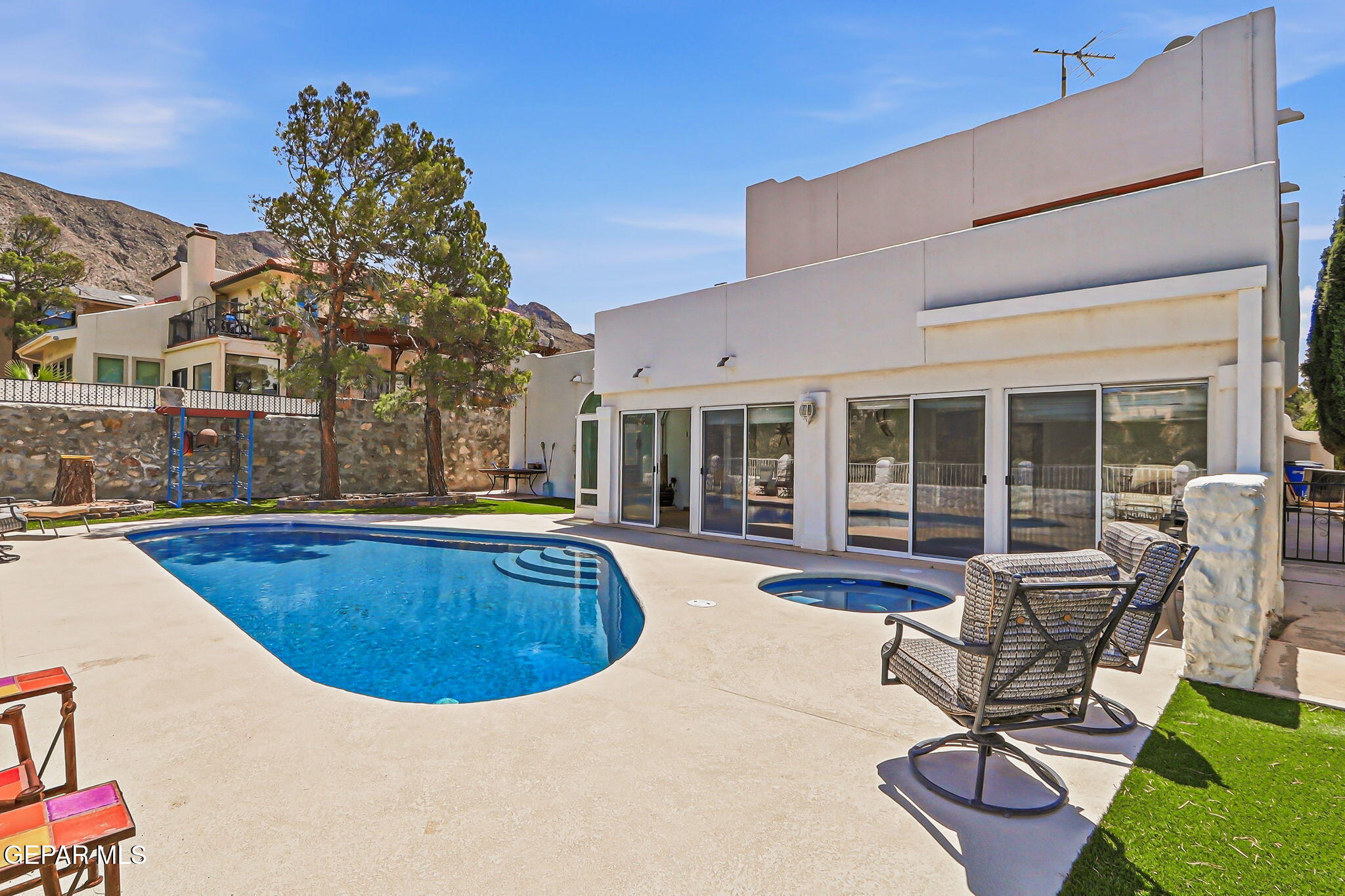 605 MOONDALE Drive