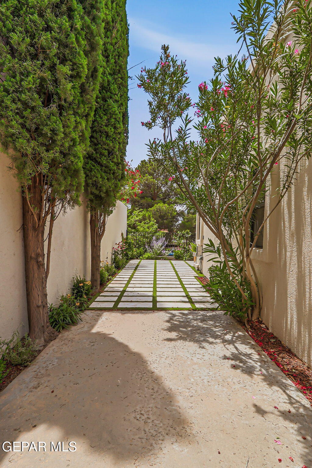 1077 LOS JARDINES Circle