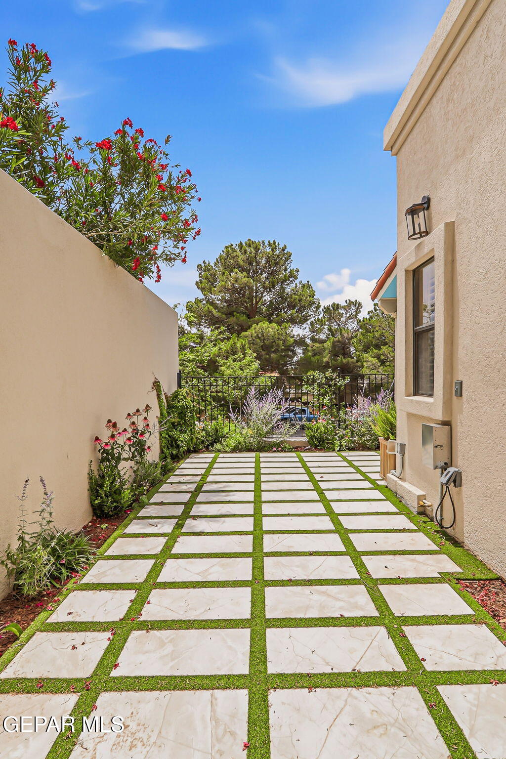 1077 LOS JARDINES Circle