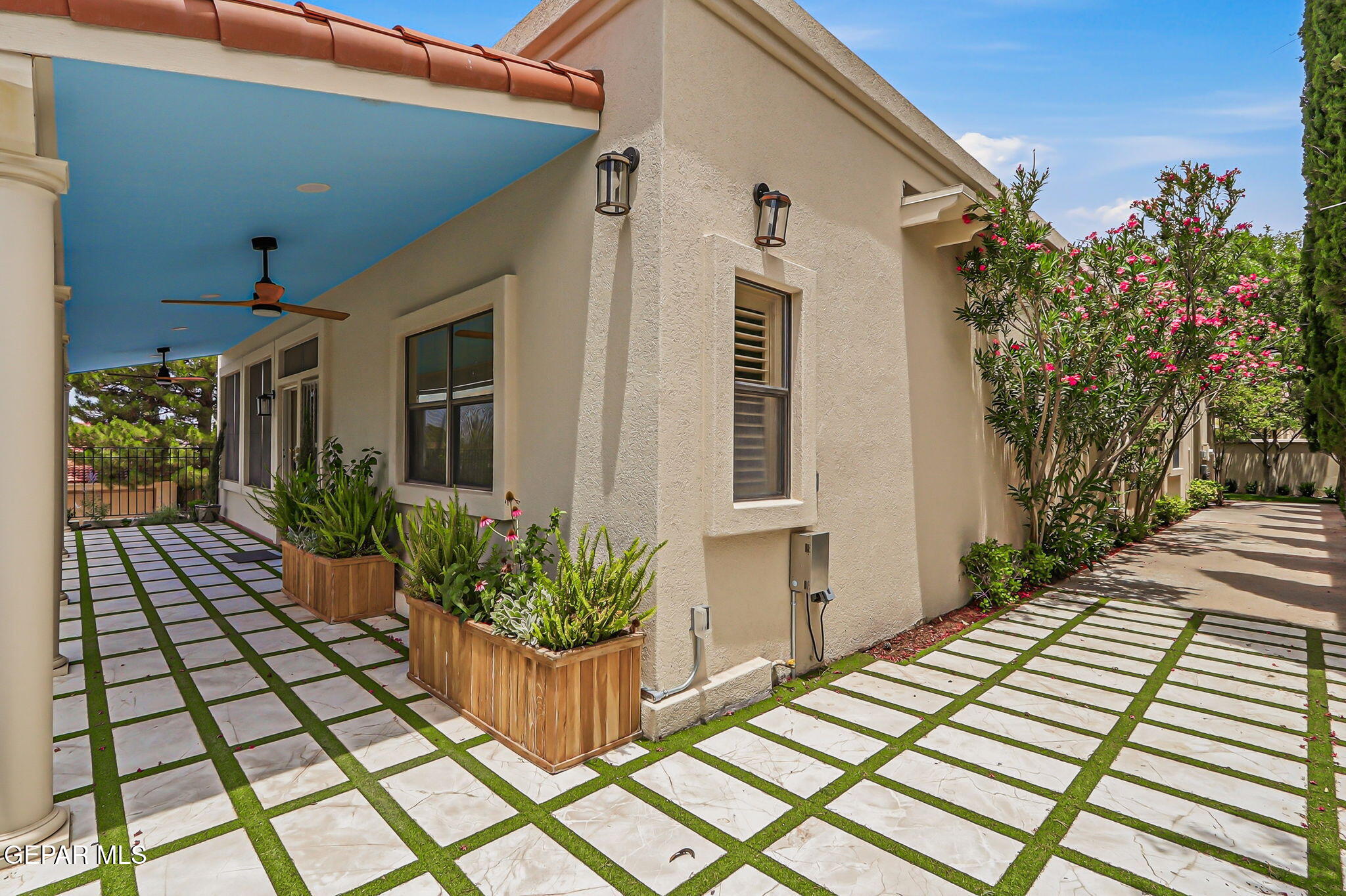 1077 LOS JARDINES Circle