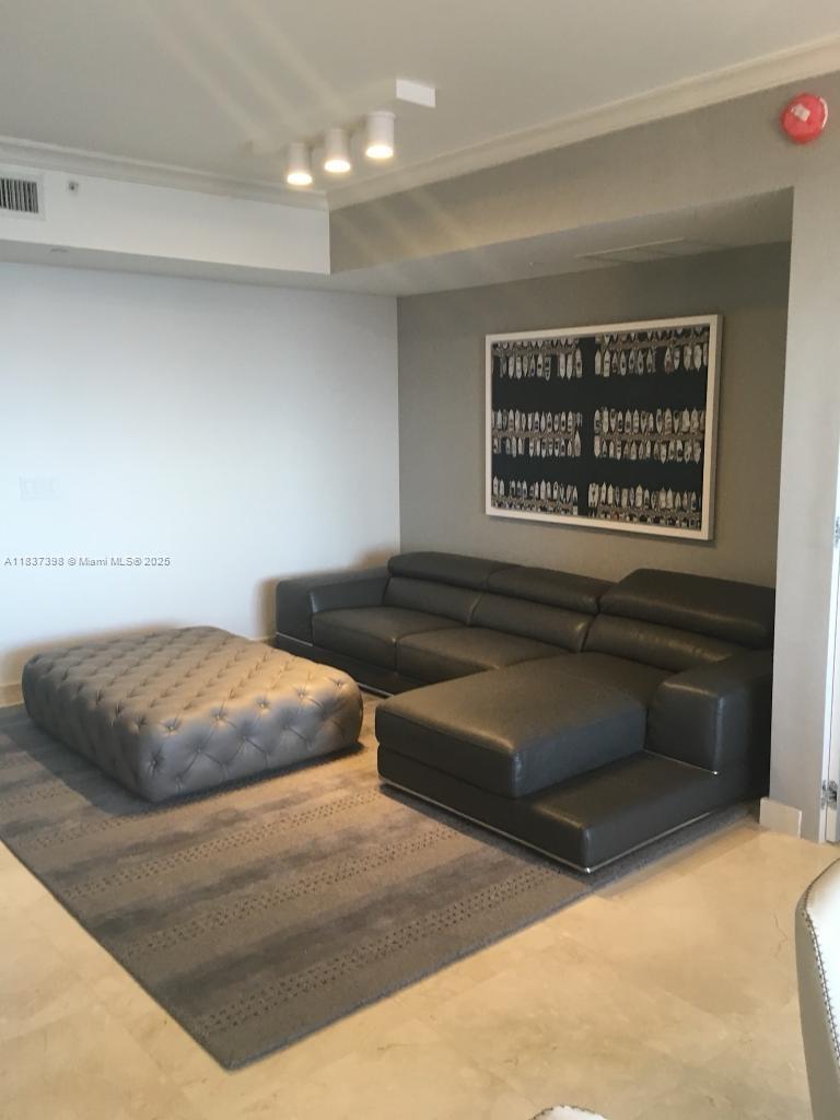 17875 Collins Ave # 505