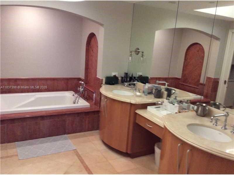17875 Collins Ave # 505