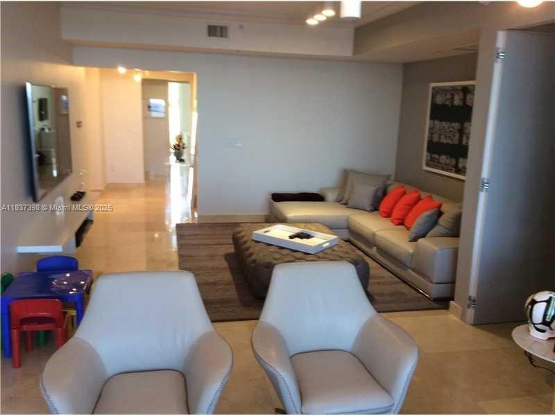 17875 Collins Ave # 505