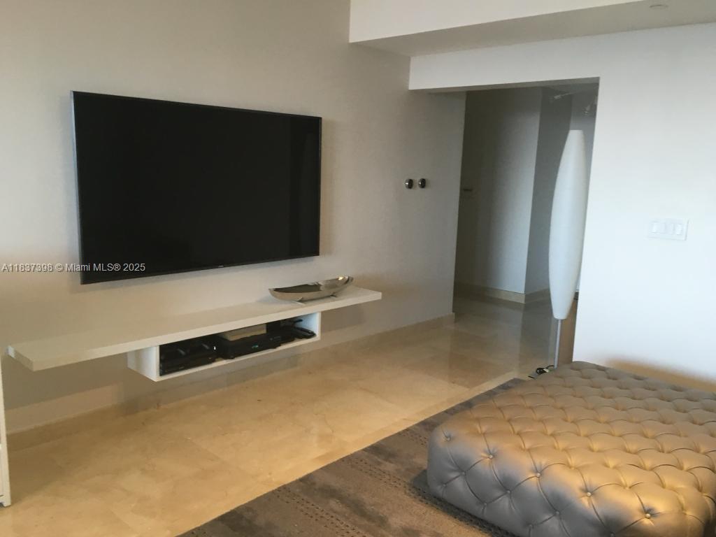 17875 Collins Ave # 505
