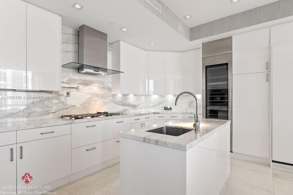 17749 Collins Ave # 902