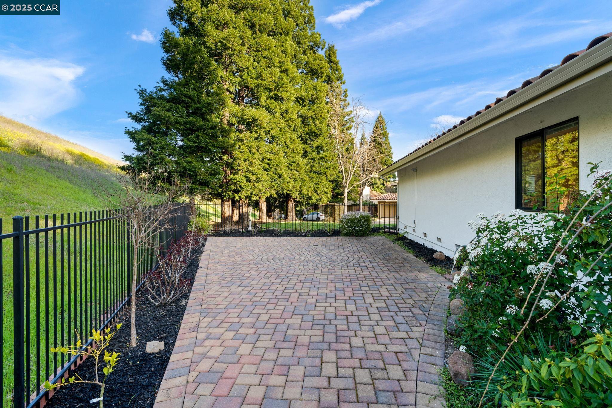 387 Live Oak Dr