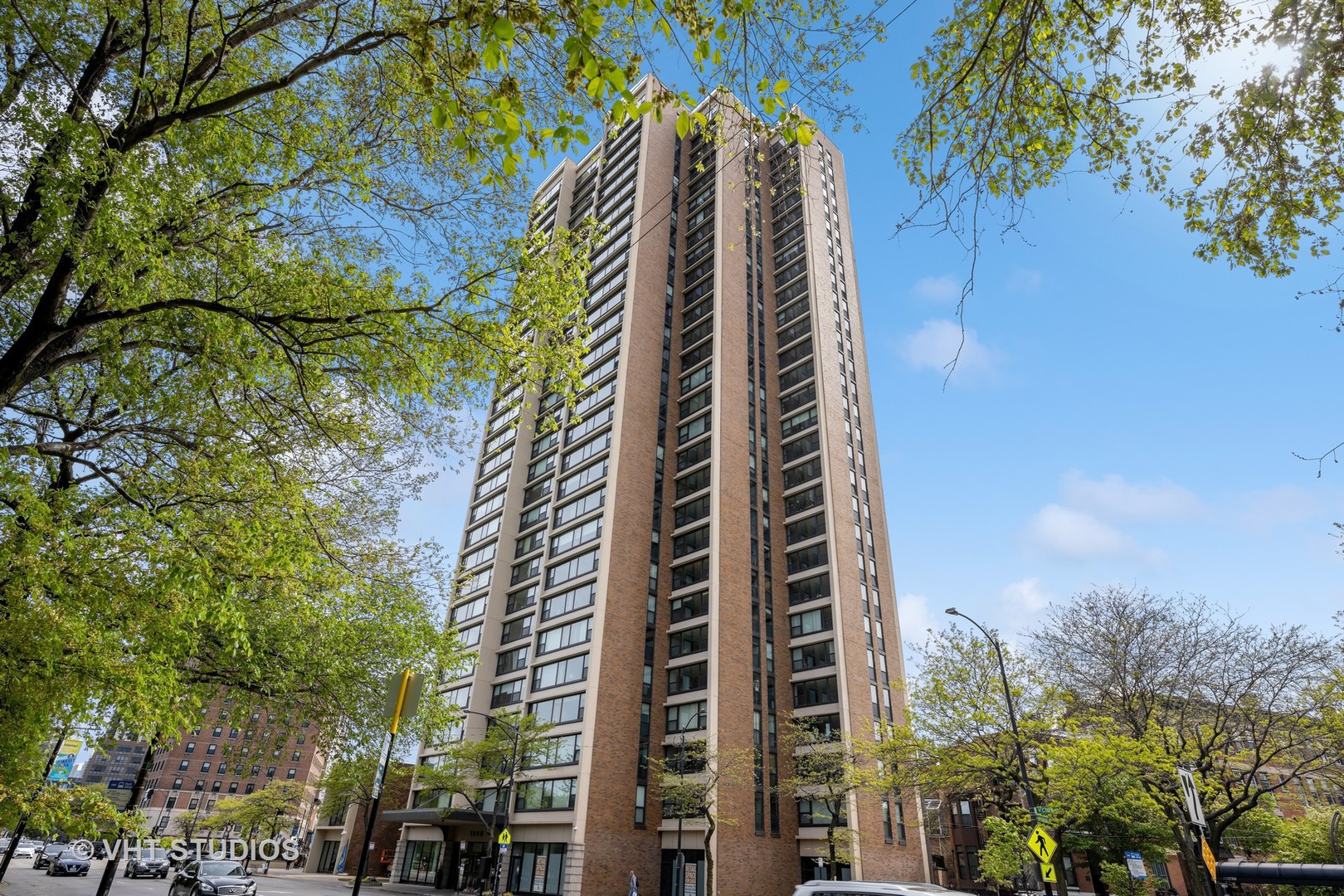1850 N CLARK Street Unit: 1902